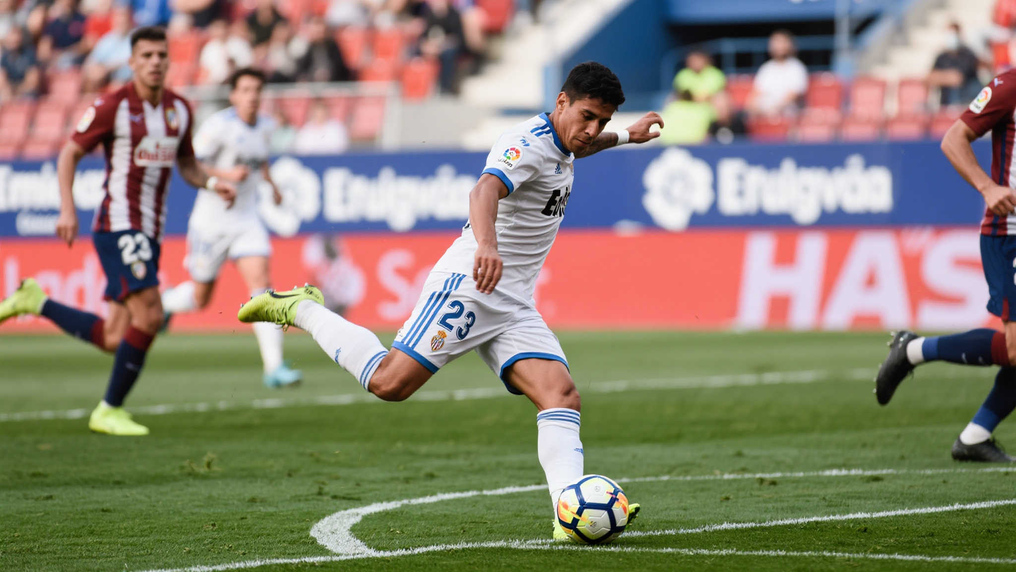 埃切维里:1球入账,5胜对抗,3次造犯规 作为一名优秀前锋,埃切维里的得分能力无疑令人称赞。